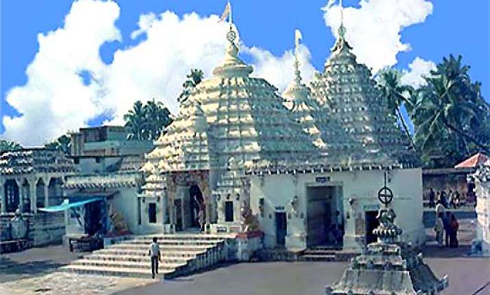 stone blocks fall from 300 yr old temple exterior in odisha