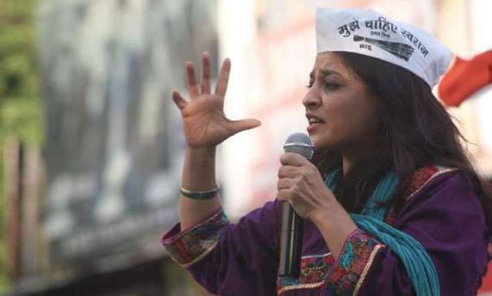 stones pelted at dais during aap leader shazia ilmi s rally