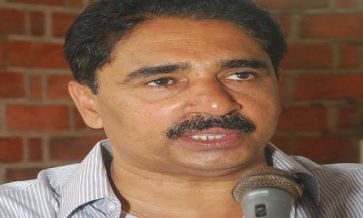 stones pelted at kollam mp s house in kerala