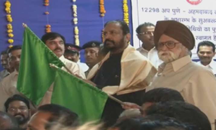 suresh kalmadi shows green flag to pune ahmedabad duronto
