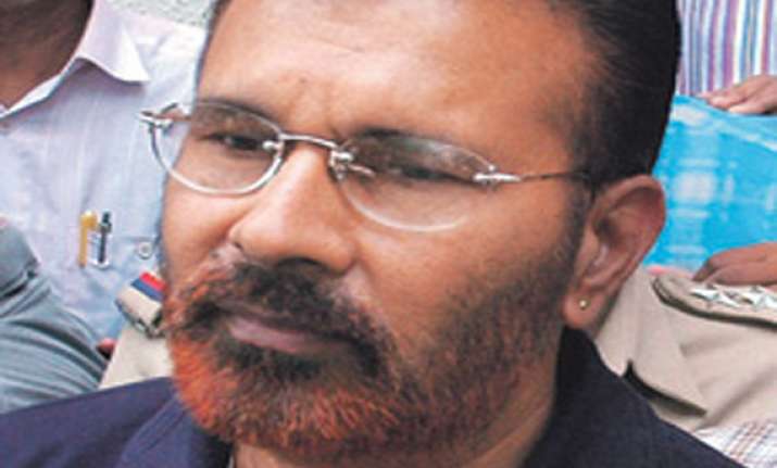 suspended ips officer d g vanzara admitted in hospital