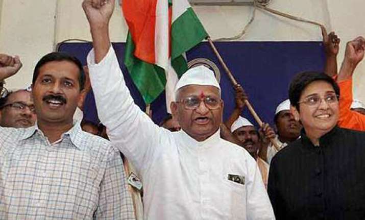 team anna accuses govt of reducing lokpal to empty tin box
