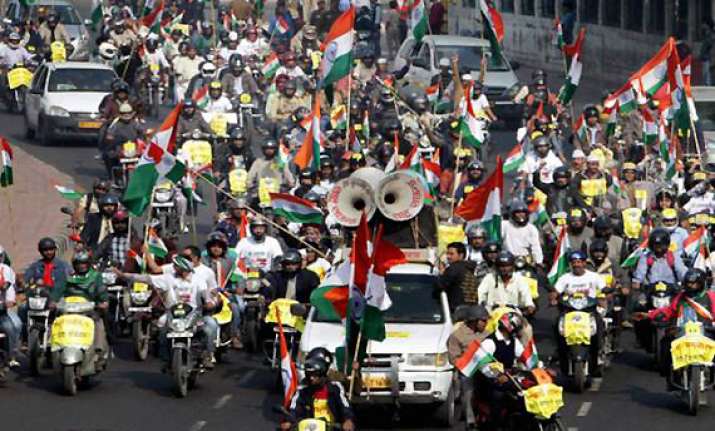 team anna holds rally wants to hear cong high command