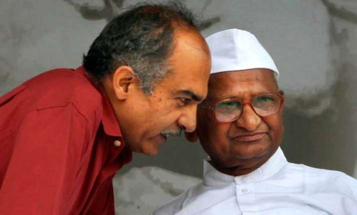team anna wants special parliament session to pass lokpal