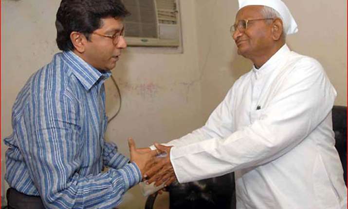 team anna divided over raj hazare praises mns chief