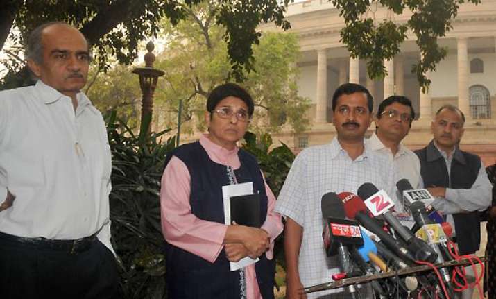 team anna to send notices to 14 union ministers