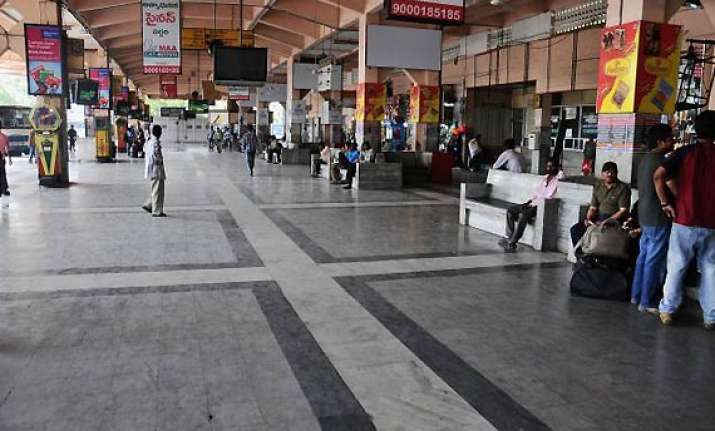 telangana shutdown begins in seemandhra against the decision