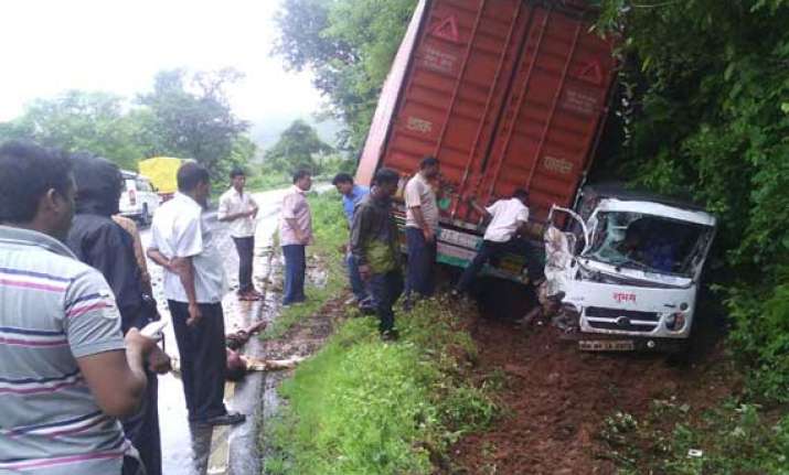 tempo container collision on goa mumbai highway 3 killed 8