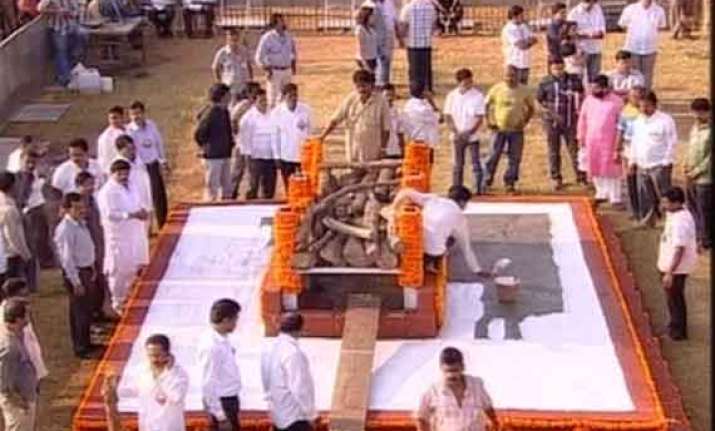 thackeray s public cremation marks a first for mumbai
