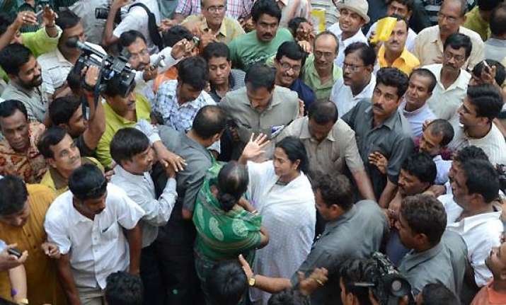 thousands gather as mamata walked from raj bhavan to