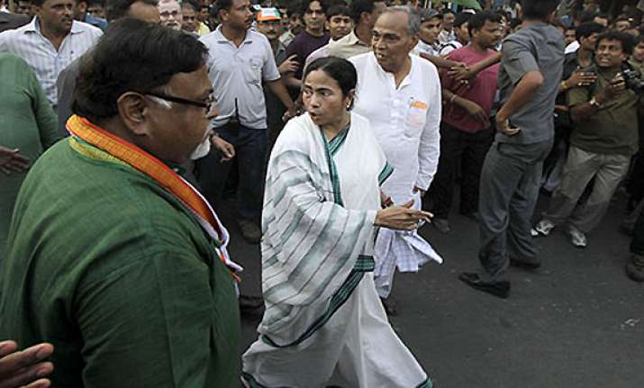 thousands march with mamata in kolkata against illicit