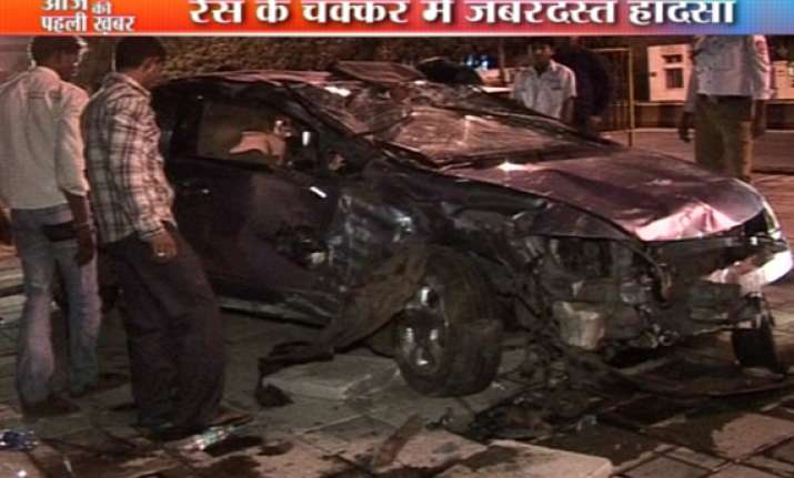 three injured in car racing in mumbai