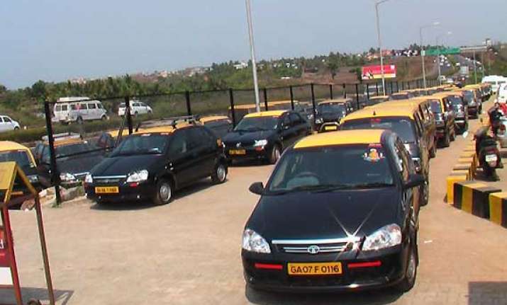 tourists stranded as taxis go off road in goa