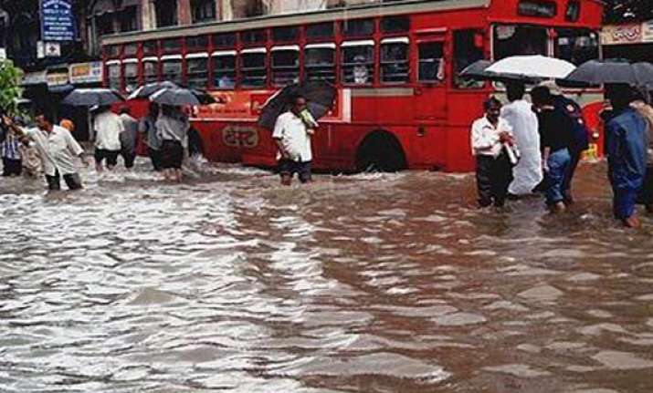 traffic snarls waterlogging in mumbai due to heavy rains