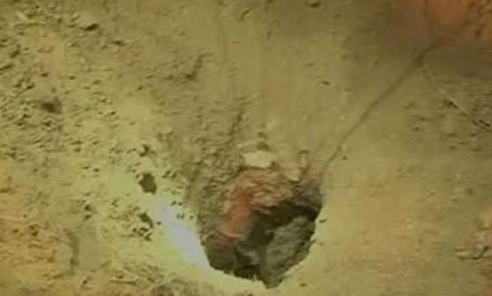 trapped boy seen covered under mud in karnataka borewell