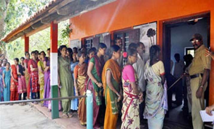 trinamool leader asks workers to hurl bombs at cops