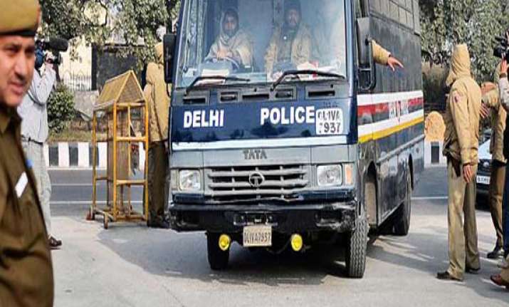 two delhi police personnel dismissed for rape attempt