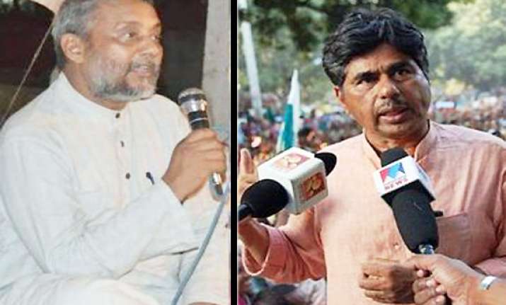 two core members quit team anna miffed at political turn