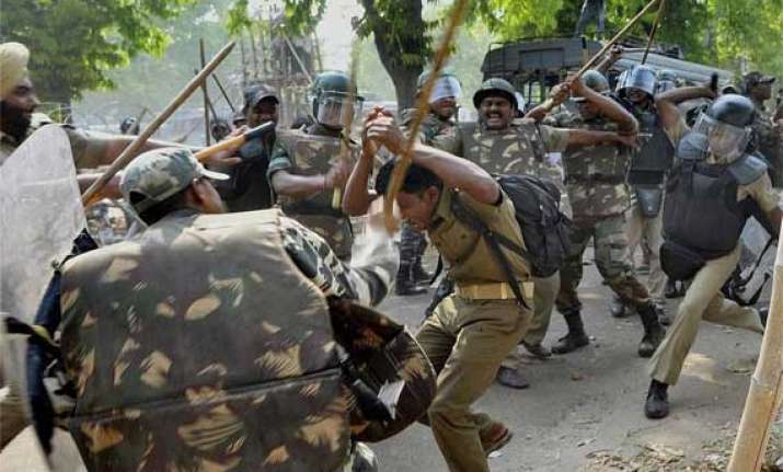 up police lathicharge protesting homeguards