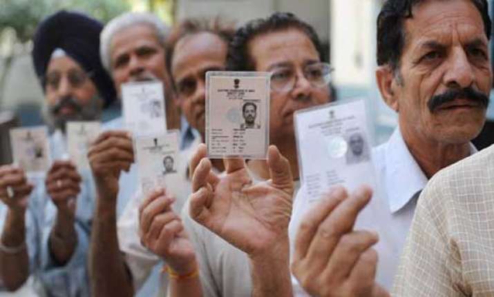 voting starts in maharashtra