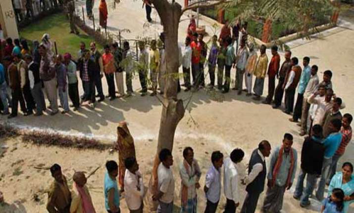 early voters throng jharkhand polling booths