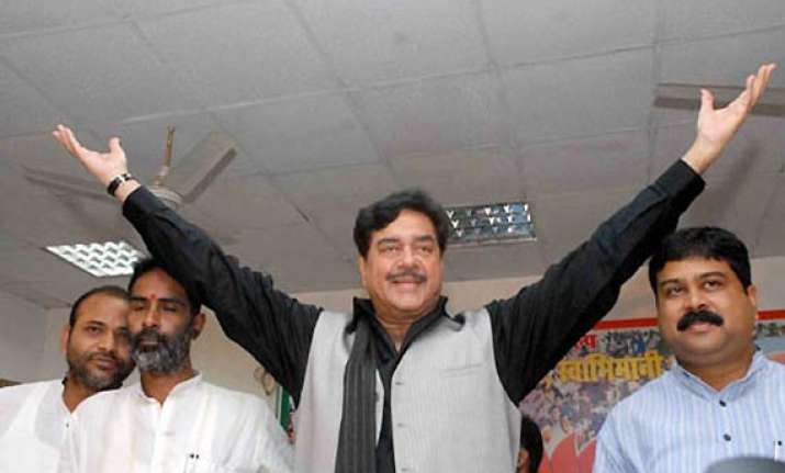 why don t cong ask pm to contest ls polls asks shatrughan