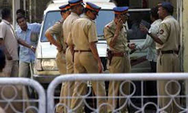 young police constable in thane shoots himself dead