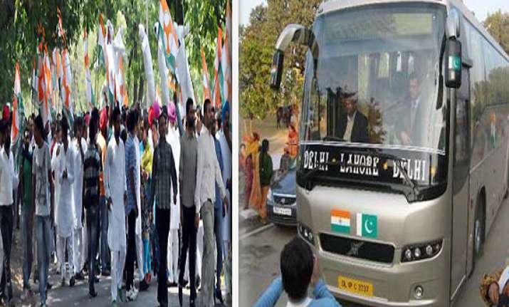 youth congress activists try to stop delhi lahore bus