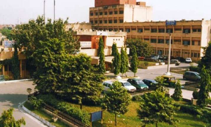 250 admitted to delhi hospitals for food poisoning one
