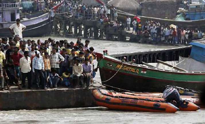 22 dead as boat capsizes in lake near chennai