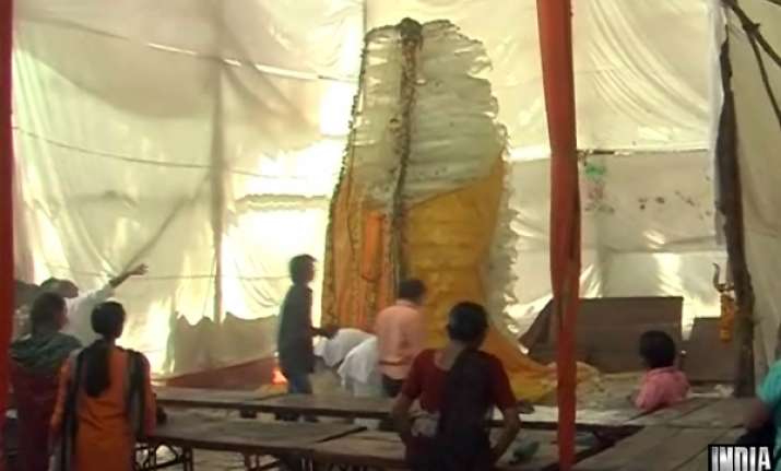 21 feet high ice shiv lingam created in mulund temple
