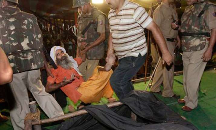 30 injured in midnight swoop on ramdev rally at ramlila