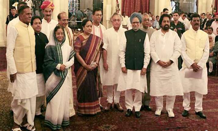 7 ministers dropped gurudas kamat quits moily loses law