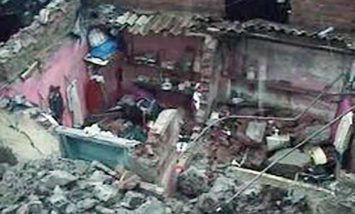 11 workers die in wall collapse in thane