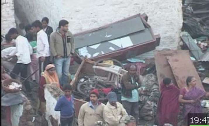 7 killed 35 injured in water tank collapse on bhopal slums