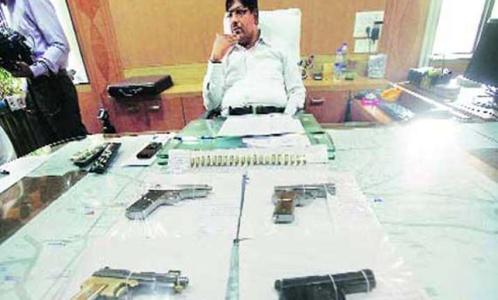 1 950 illegal pistols seized three held