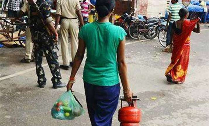5 kg lpg cylinders to be sold at petrol pumps in 5 metros