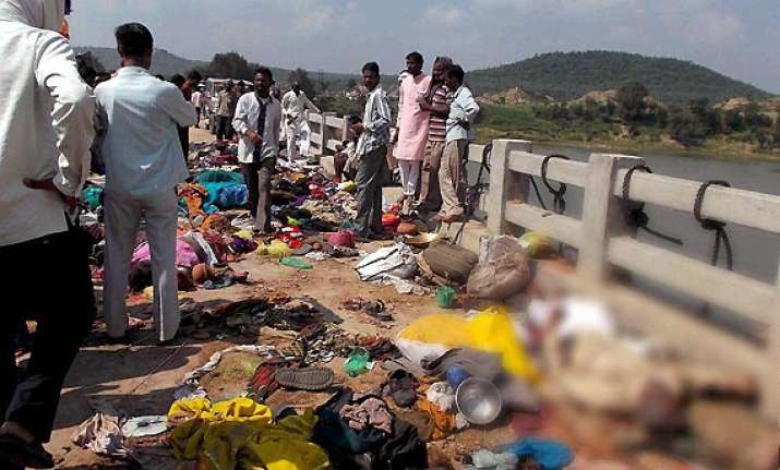 death toll in mp temple stampede climbs to 115