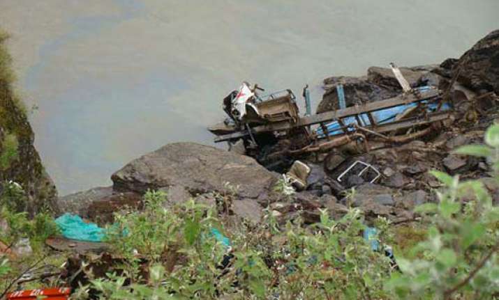 17 dead 30 wounded in kashmir road accident