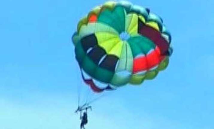 11 month old girl sent on solo parasailing by parents in