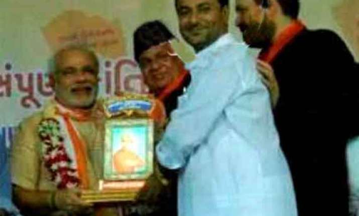 bjp notice to congress for linking modi to hawala accused