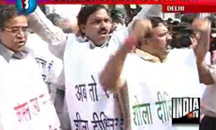bjp mlas forced out of delhi assembly for disrupting work
