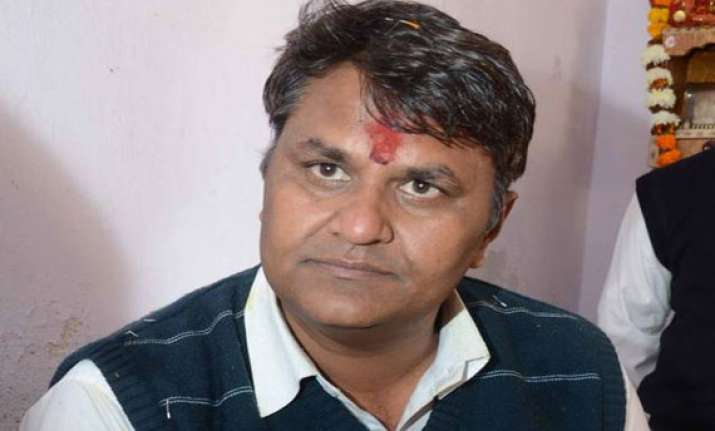 claiming support of 5 mlas binny threatens to pull down aap