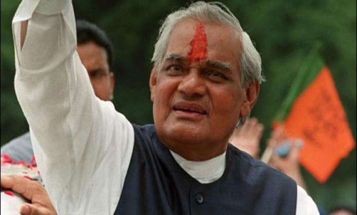 congress does a u turn calls vajpapee india s weakest pm