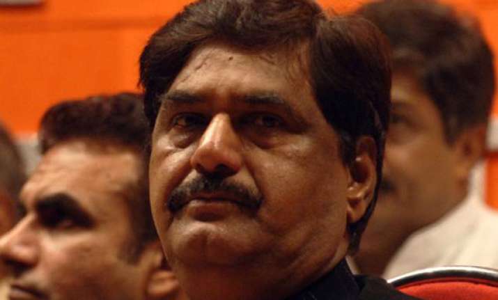 congress wants munde to be disqualified from lok sabha