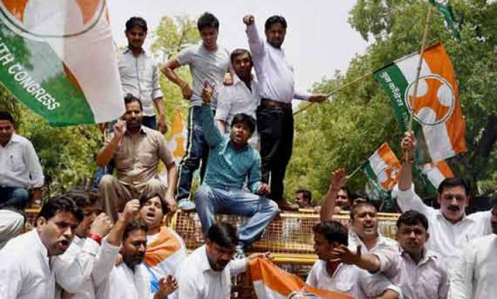 delhi congress protests against sugar price rise rail fare
