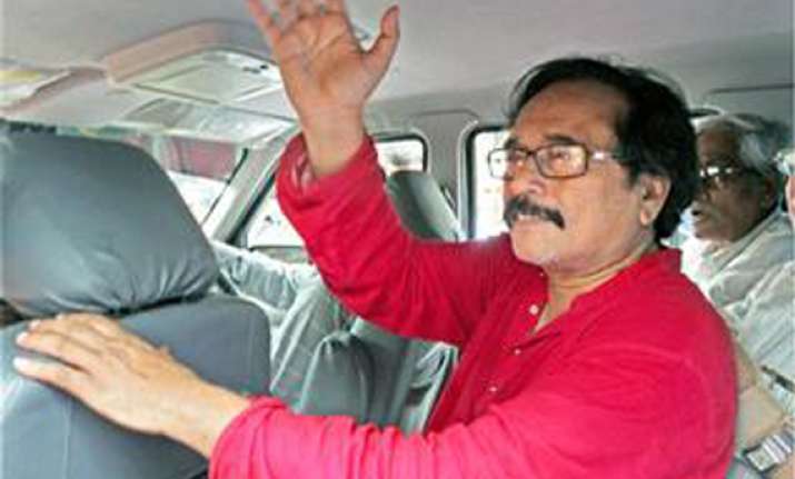 former mp demands change in cpi m leadership lauds mamata