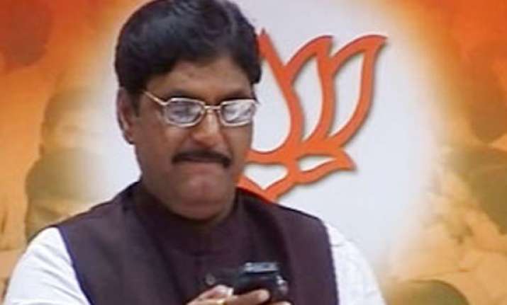gopinath munde backs modi as pm candidate