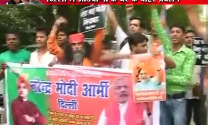 modi supporters protest outside advani s residence