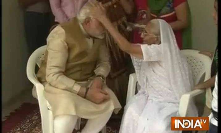 in pics when narendra modi sought blessings of his mother